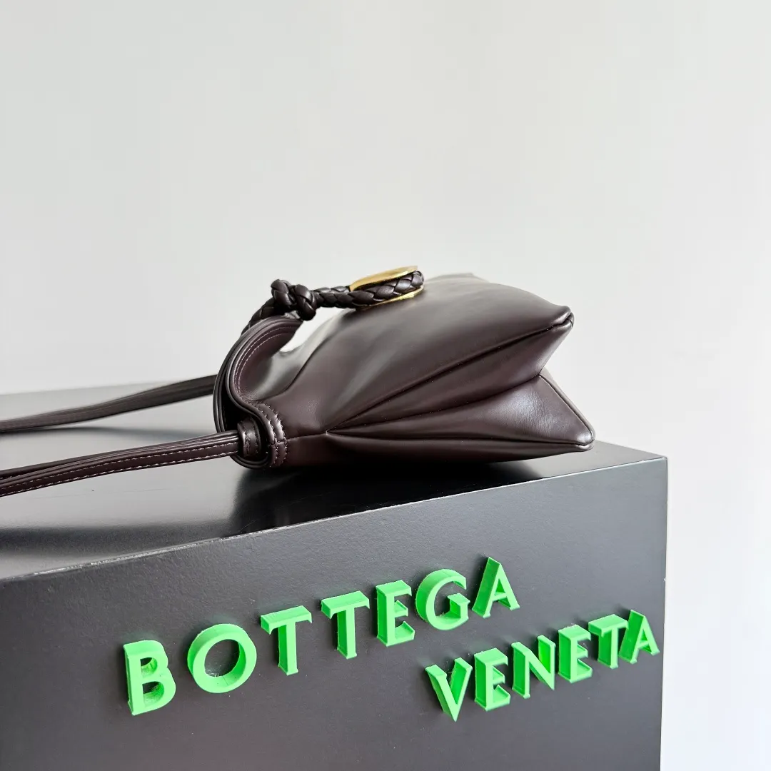 Batch 1520 BOTTEGA VENETA 2025 women's mini LIBERTA crossbody bag, the smallest size is shipped! ! Summer is here, how can you go out and play without a small bag? The "Freedom" series has the advantage of not being picky about seasons. I really like it. A small bag with a generous temperament is an indispensable item for every girl to perfectly adapt to the variety of summer outfits. The high-quality leather reveals a delicate luster. The U-shaped high-quality hardware design is enlarged in this size, which is the finishing touch. Whether it is attending a banquet or daily travel, it can show off the taste. Style No.: 826147 Size: 24*15.5*5cm